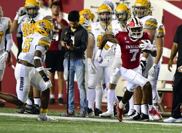 D.J. Matthews breaks free on a punt return, taking it 81 yards for a score, the second punt return TD of his career. The first one came at Florida State against Miami. (USA Today Sports)